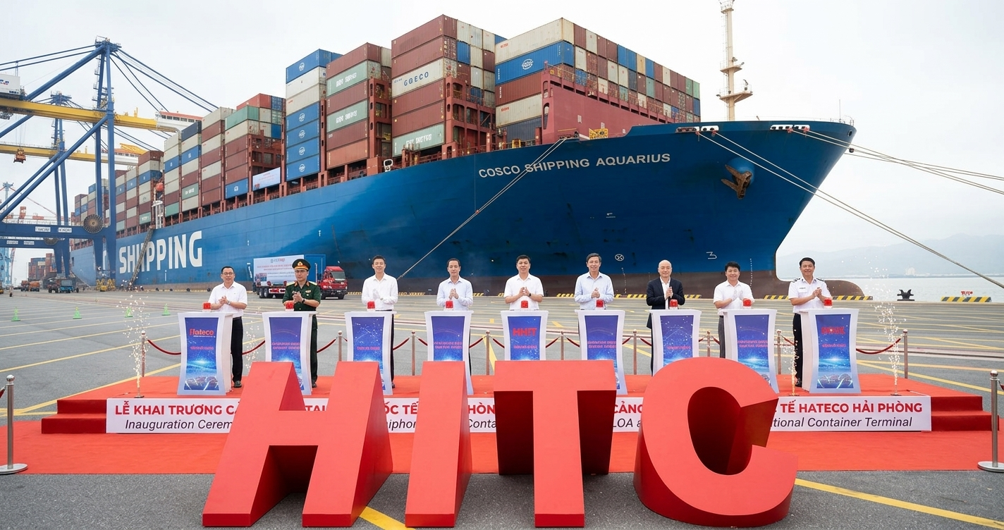 Việt Nam đón tàu lớn nhất thế giới, xác lập kỷ lục trên hành trình 150 năm 1 Các đại biểu thực hiện nghi thức đón siêu tàu COSCO SHIPPING AQUARIUS cập Cảng Container Quốc tế Hateco Hải Phòng (HHIT) hôm 22/4.